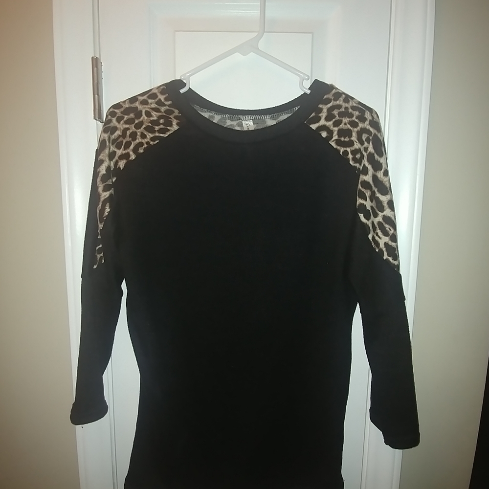 Lightweight Colorblock Leopard Print Top - Picture 2 of 2